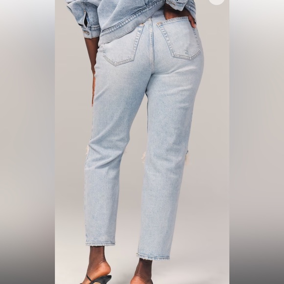 🔸 Abercrombie & Fitch 🔸 “the mom high rise” jeans - Picture 2 of 11